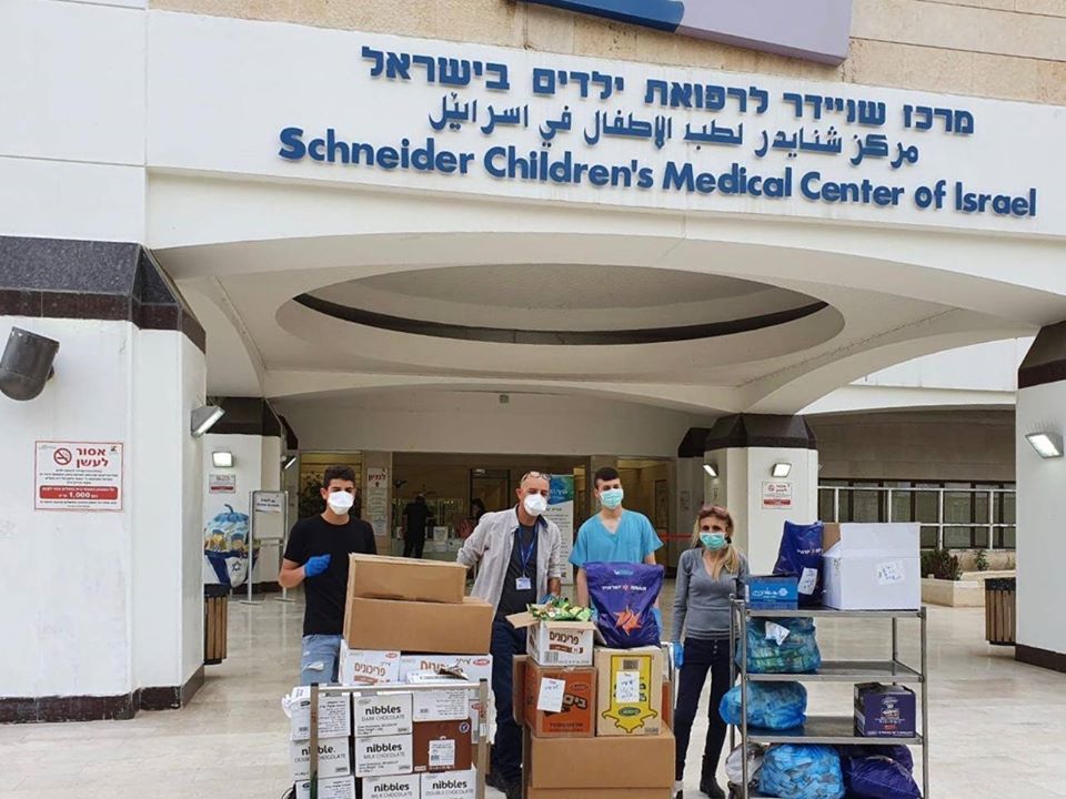 קורונה. ישראייר מחלקת ממתקים בבית החולים שניידר